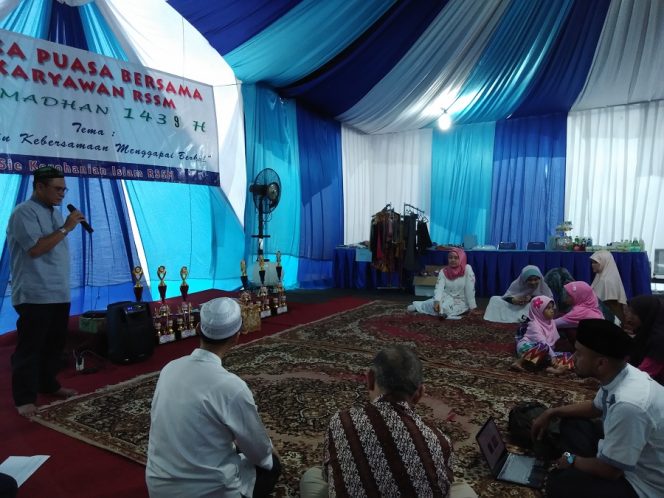 
					Bukber, Sentra Medika Bagi-Bagi Bingkisan Ramadan