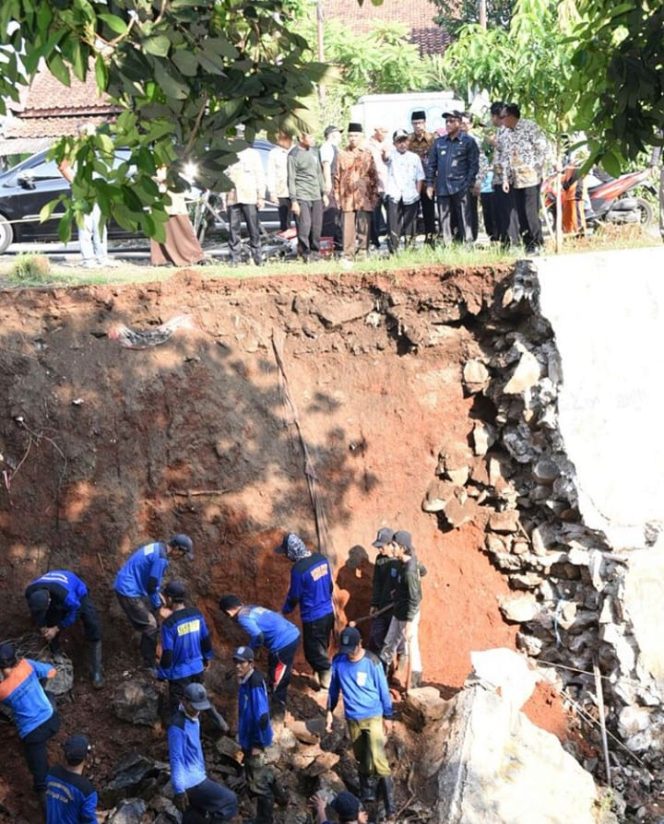 
					Pemkot Depok Pasang Bronjong di Kali Cabang Tengah