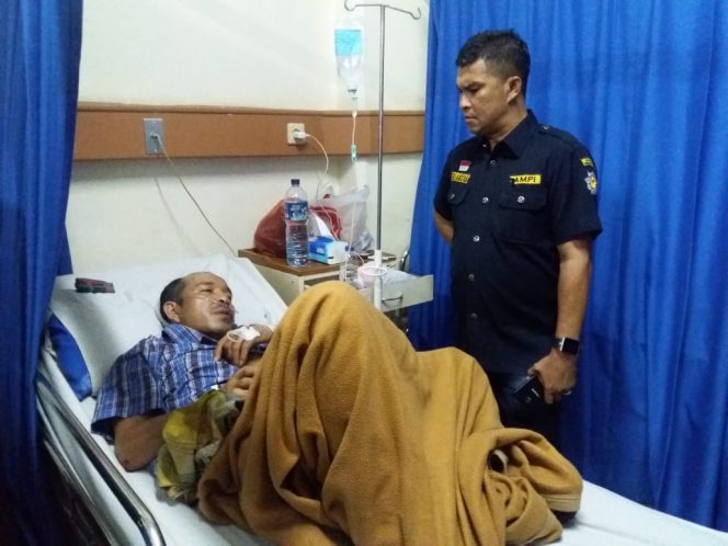 
					Anggota Pokdar Beji Dikepruk di Flyover UI