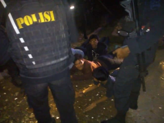 
					Dini Hari, Remaja dan Cabe-Cabean Nongkrong Dibubarkan