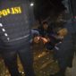 Aparat kepolisian saat mengamankan sejumlah remaja yang kedapatan nongkrong di pinggir jalan.