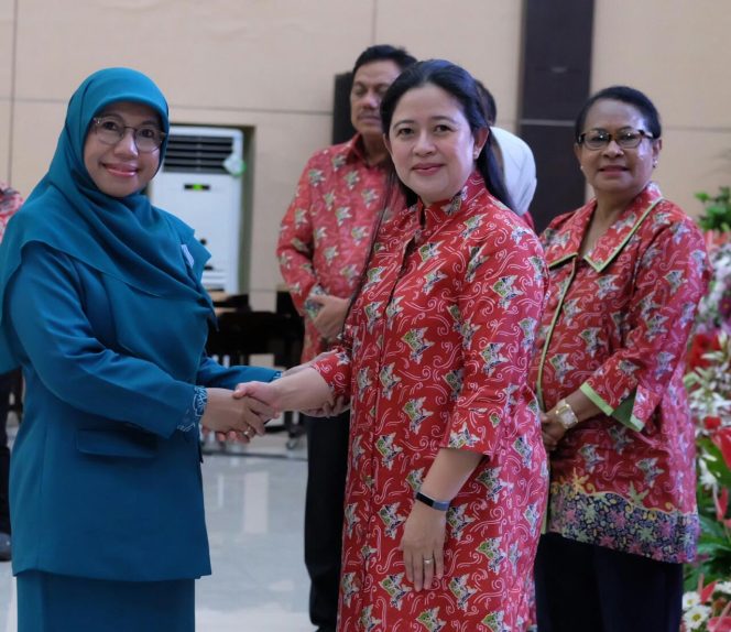 
					Bunda Elly Sabet Penghargaan dari Kementerian Pembangunan Manusia dan Kebudayaan