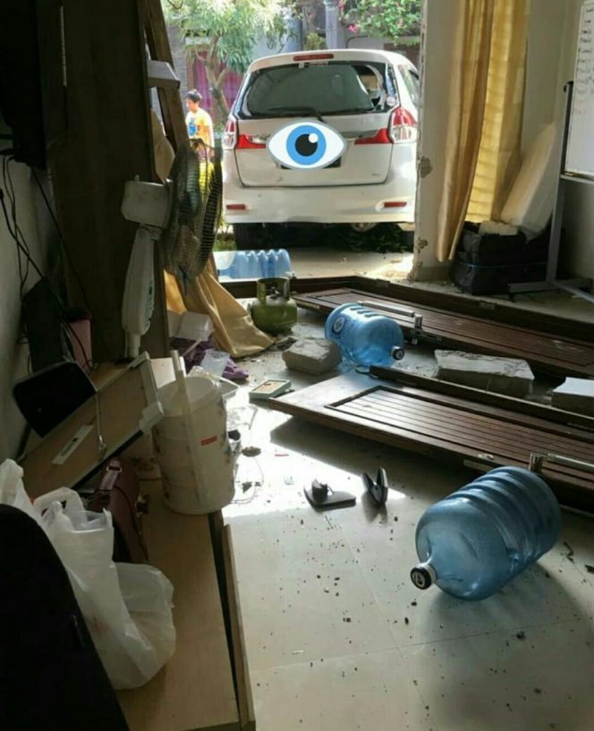 
					Minibus Seruduk Rumah, Siswa SD Mampang 2 Tewas