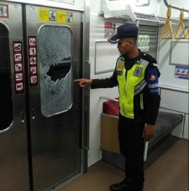 
					Pintu Gerbong Commuter Line Dilempar Batu