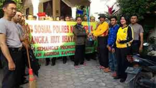 
					Peringati Hari Bhayangkara, Polisi Bersihkan Tempat Ibadah dan Sekolah