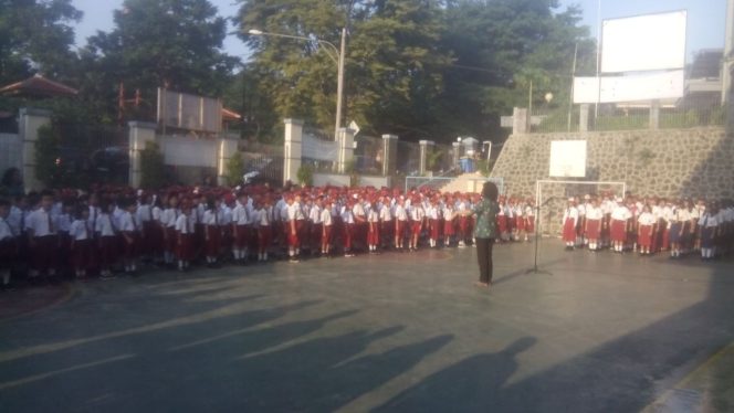 
					Pelajar Santa Theresia Ikut Apel Bersama