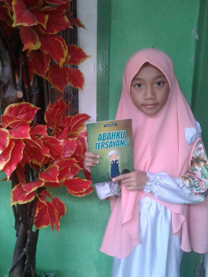 
					Firyal Hasna, Siswa SD Terbitkan Buku Abahku Tersayang