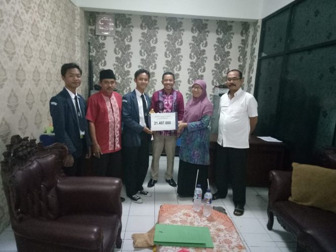 
					Peduli Lombok, SMP Islam YKS-SMK Lingga Kencana Salurkan Bantuan