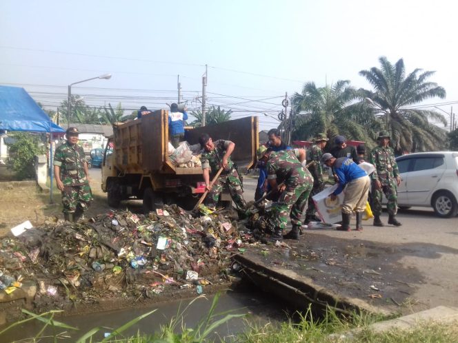 
					Kering, Sungai Terlihat Seperti Tong Sampah