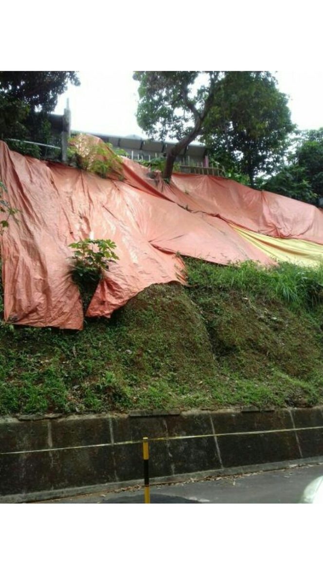 
					Tebing Pesona Rawan Longsor