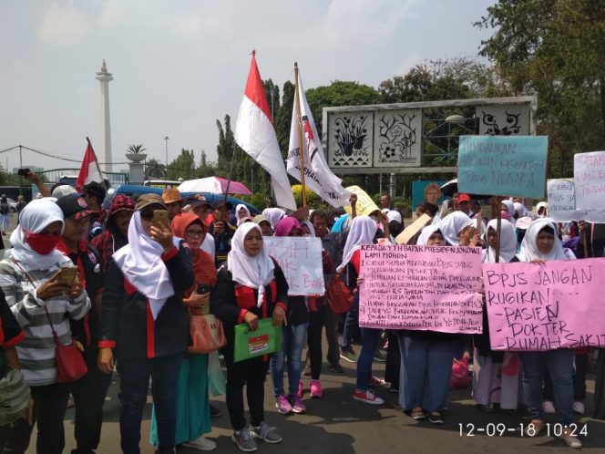 
					Warga Depok Demo di Depan Istana Negara