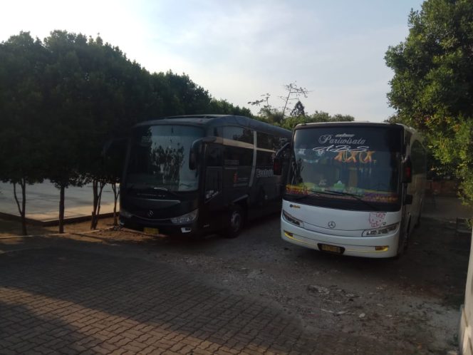 
					Bus Maut Cikidang Berpool di Sekolah