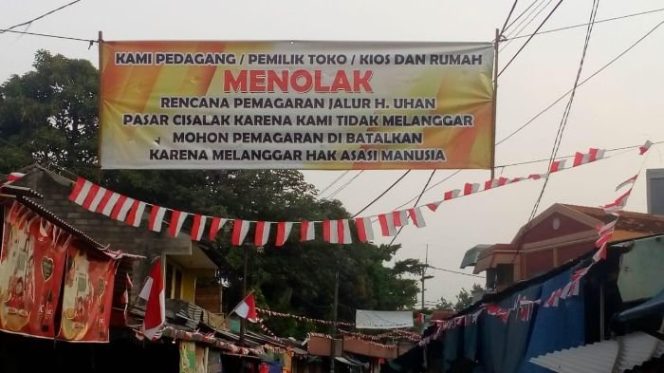 
					Pedagang di Luar Gedung Pasar Cisalak Diultimatum
