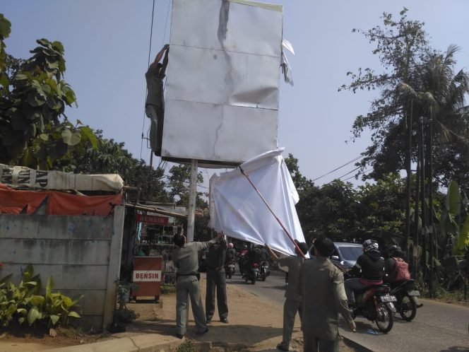 
					Puluhan Spanduk Cinere Parkview Dicopot Paksa