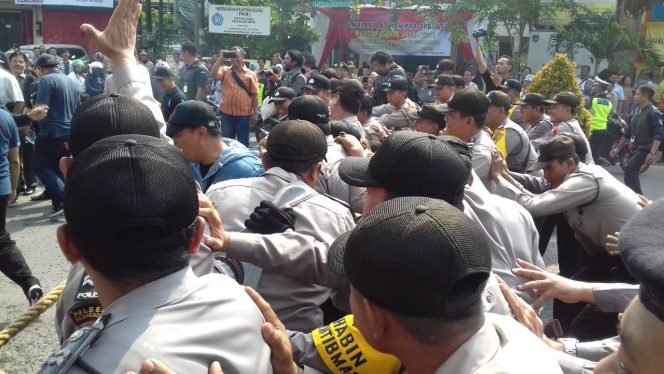 
					Simulasi, Kantor KPU Depok Diserang