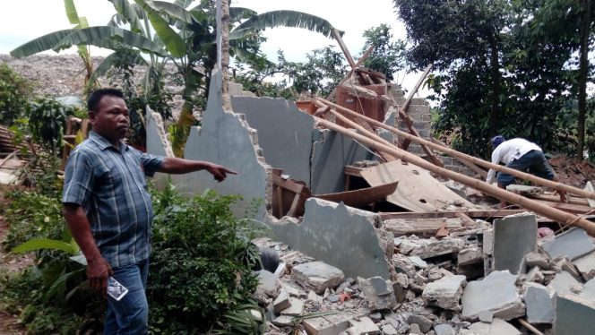 
					Rumah Warga di Pasput Ambruk