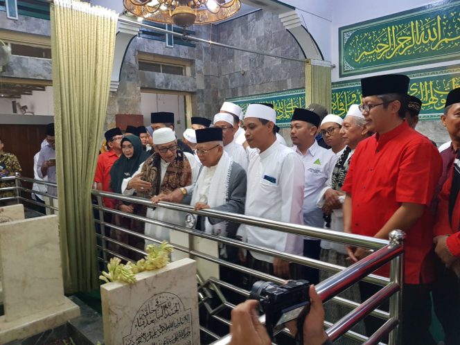 
					Ma’ruf Amin Kunjungi Makam Keramat