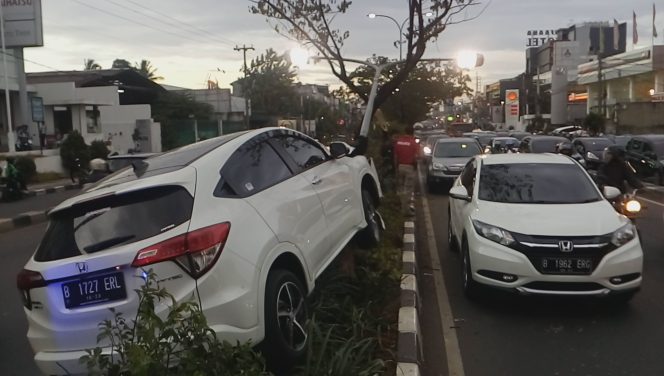 
					Salah Injak Pedal, HRV Nyangkut di Trotoar Margonda