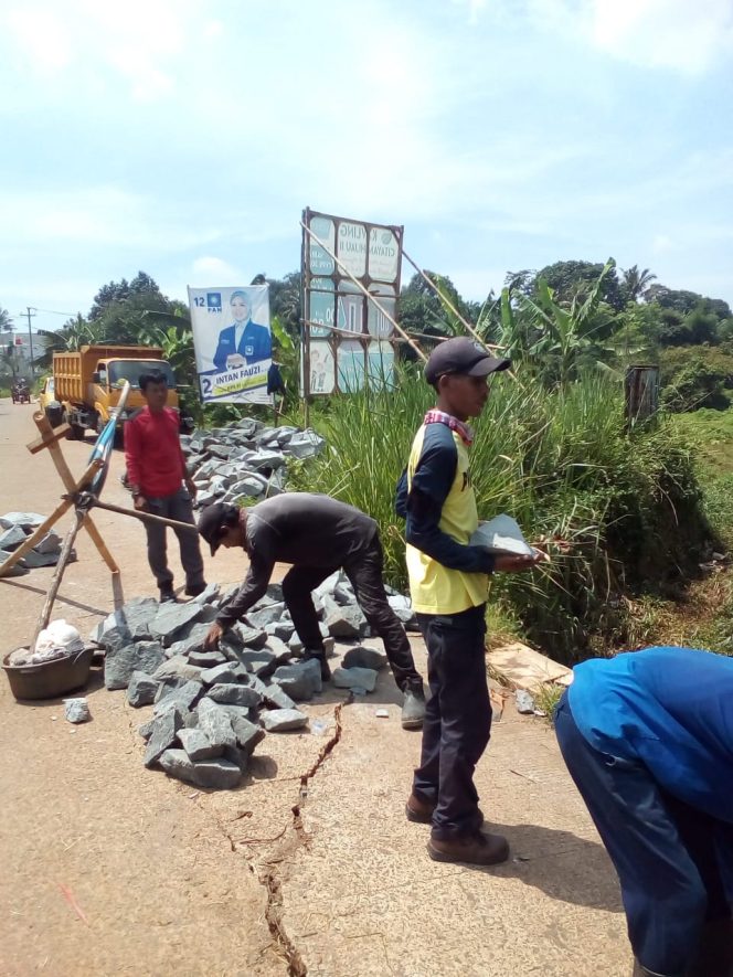 
					Jalan Mangga Nyaris Terputus, Satgas SDA Pasang Bronjong Tepi Kali Situ Gugur