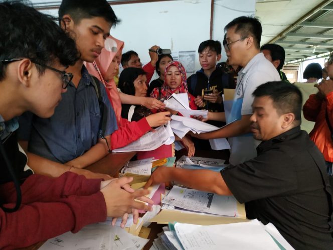 
					Datangi KPU Depok, Ratusan Warga Ajukan Pindah TPS