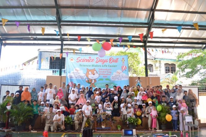
					Siswa-siswi, guru foto bersama pada kegiatan Science Day Out. (Aji Hendro/Harian Sederhana)