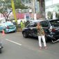 Mobil warna silver bernomor polisi B 2159 MB menghantam tiga kendaraan lain yang ada di muka. (FOTO : Harian Sederhana)