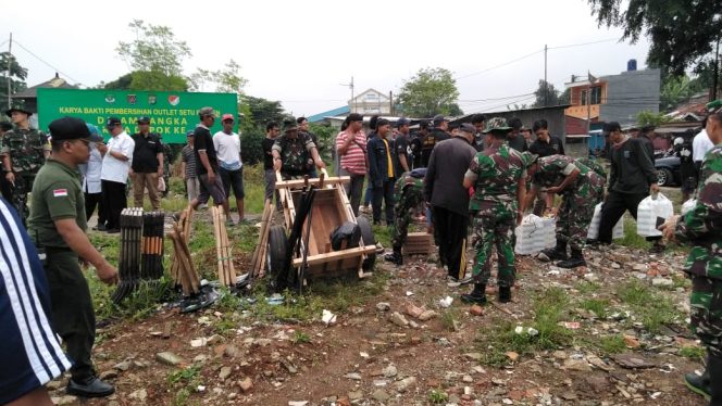 
					Aksi bersih di Situ Pladen di kawasan Beji. (FOTO : Aji Hendro/Harian Sederhana)