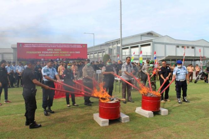 
					Lembaga Pemasyarakatan (Lapas) Kelas III Gunungsindur, Kabupaten Bogor, Jawa Barat melakukan pemusnahan barang sitaan hasil razia yang dilakukan petugas lapas terhadap warga binaan, Jumat (12/4/2019).
