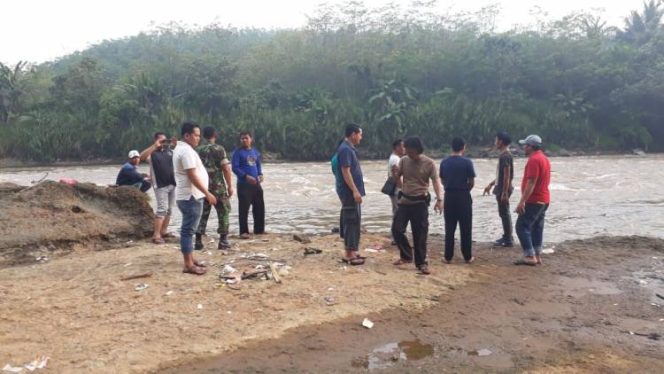 
					Seorang Siswa Departemen Sosial (Depsos) Galih Pakuan, Desa Putat Nutug, Kecamatan Ciseeng, Kabupaten Bogor, terseret arus dan tenggelam di Kali Cisadane Desa Karihkil, Kecamatan Ciseeng, Minggu (14/4/2019) sore. (FOTO : Asep Saprudin/Harian Sederhana)