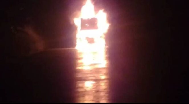 
					Warga Kecamatan Gunung Sindur nekat membakar satu unit truk tambang hingga hangus. (FOTO : Asep Saprudin) 