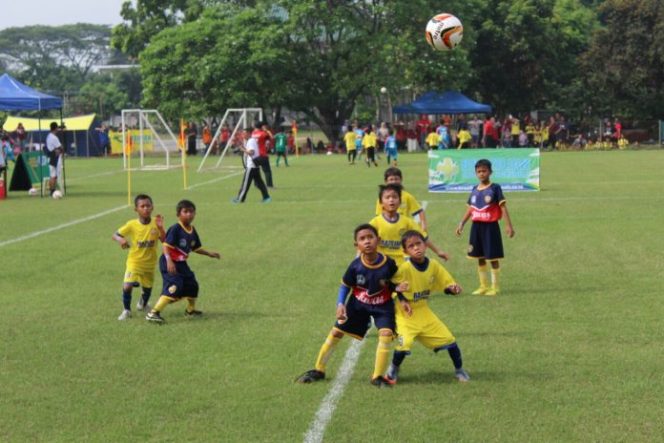 
					Siswa Javas Soccer School sedang mengikuti pelatihan. (FOTO : Aji Hendro)