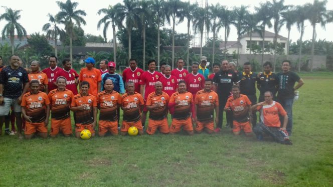 
					Pertadingan Sepak Bola Persija Old Star dan Persik, para pemain foto bersama.
