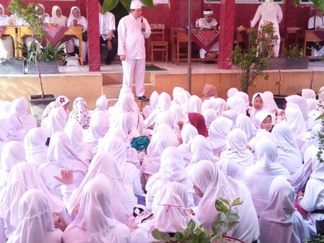 
					Siswa SDN Kedung Halang 1 sedang mendengarkan ceramah agama dalam peringatan Isra Miraj Nabi Bessar Muhammad SAW. (FOTO : BP Sianturi/Harian Sederhana).