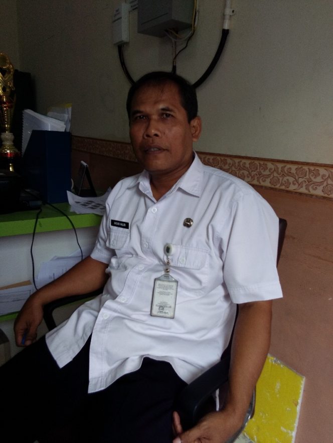 
					Ahsan Haliri, Sekretaris Kelurahan Cinangka. (FOTO : Sudibyo/Harian Sederhana) 