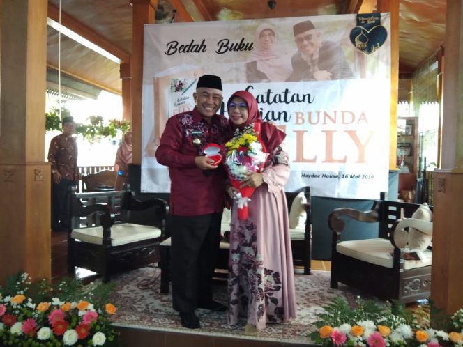 
					Elly Farida bersama suaminya, Wali Kota Depok M. Idris. (FOTO : Harian Sederhana)