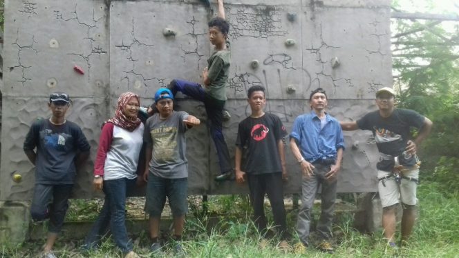 
					Pendiri FPTI dan atlet foto bersama. (FOTO : Harian Sederhana)