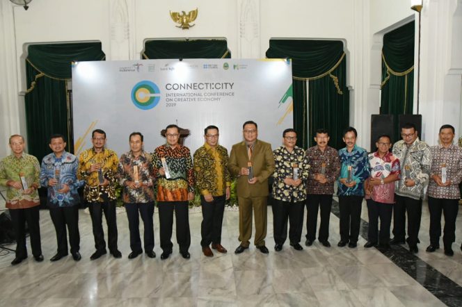 
					Penghargaan disampaikan langsung oleh Gubernur Jawa Barat Ridwan Kamil di Aula Barat Gedung Sate pada acara Gala Dinner and Awarding Night of Creative Cities of West Java, Kamis (2/5/2019) malam.