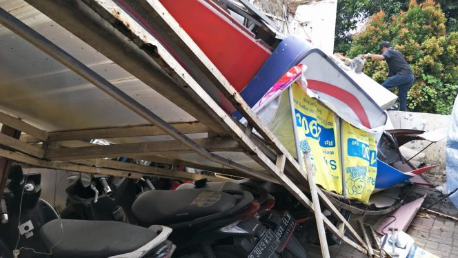 
					Kanopi Minimarket Runtuh Timpa Empat Motor. (FOTO : Harian Sederhana)