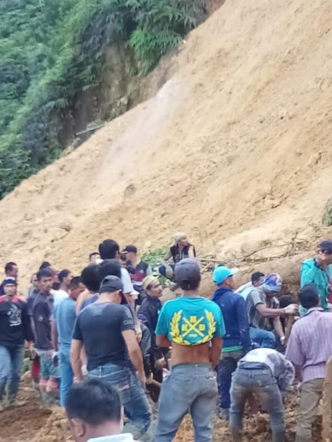 
					Puluhan Penambang Liar Terkubur Longsor di Nanggung. (FOTO : Harian Sederhana)