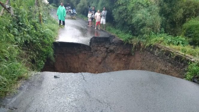 
					 Jembatan dengan panjang 4 meter lebar 3 meter dengan ketinggian 8 meter berlokasi di Kampung Cileuleuy, Desa Sukatani. (FOTO : Harian Sederhana)