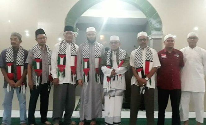 
					Warga RW 06 Samindo Depok menyerahkan donasi untuk keperluan warga Palestina lewat KNRP, Minggu (19/5/2019).