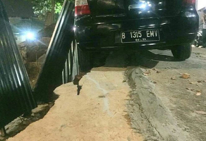 
					Pembangunan Apartemen Pesona Square Sebabkan Jalan Longsor.