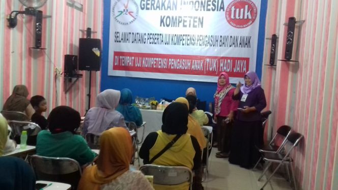 
					SERIUS : Para peserta uji kompetensi pengasuhan bayi dan anak tampak serius mengikuti kegiatan. (FOTO : Harian Sederhana)