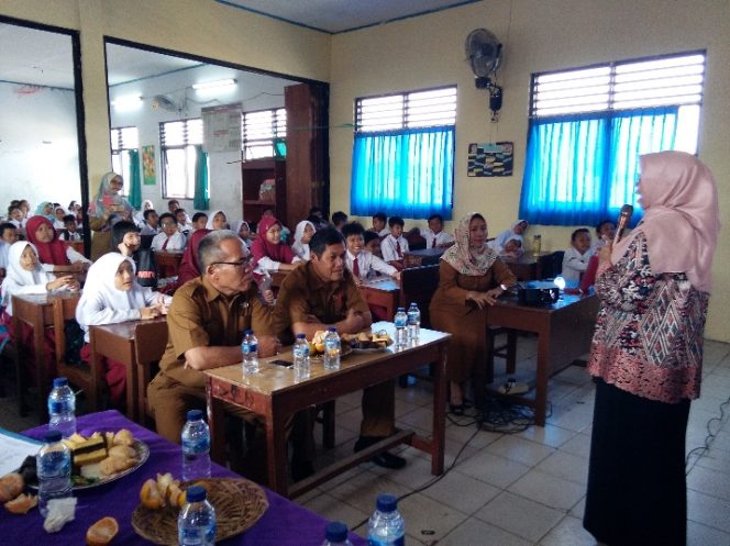 
					Buda Elly, Ketua PAUD Kota Depok sedang memberikan materi terkait pencegahan kekerasan pada anak.(FOTO :  Sudibyo/Harian Sederhana)