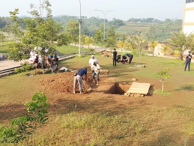 
					Ustadz Arifin Ilham Dimakamkan di Gunung Sindur.