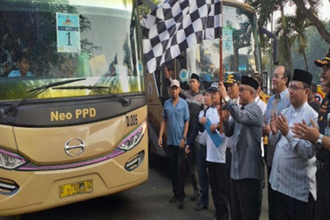 
					Walikota melepas bus mudik Lebaran gratis