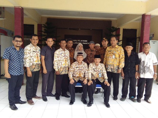 
					Camat Sawangan, Herry Restu Gumelar duduk berdampingan dengan Naiman, Lurah Cinangka usai sidak. (FOTO : Sudibyo/Harian Sederhana)