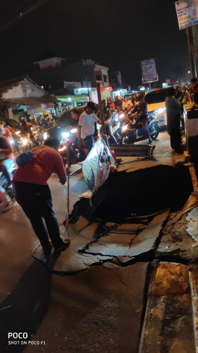 
					Jembatan Mampang Amblas, Pengendara Cari Jalan Alternatif.