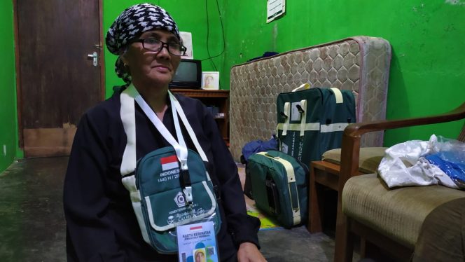 
					Maryani, nenek berusia 64 tahun yang berprofesi sebagai pemulung.