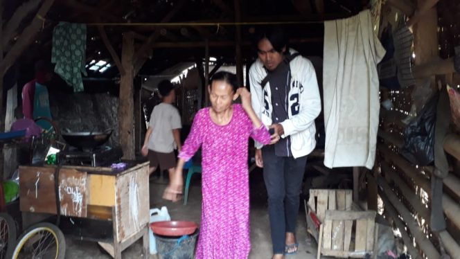 
					Satu keluarga di Kampung Susukan RT03/01, Desa Gunungpicung, Kecamatan Pamijahan, Kabupaten Bogor, harus rela tinggal di kandang kerbau.